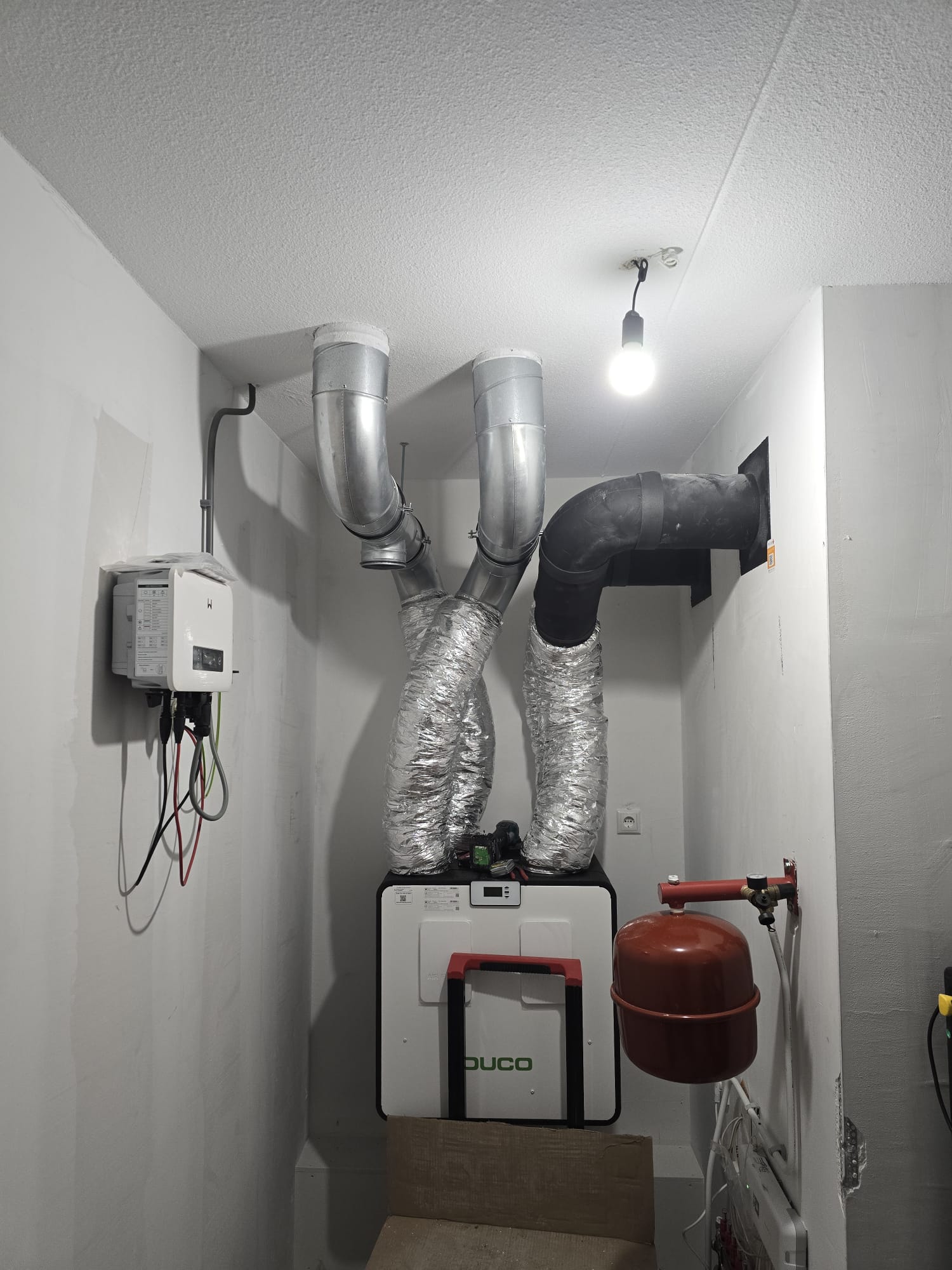 Ventilation system with air ducts and ventilation unit in a technical room.