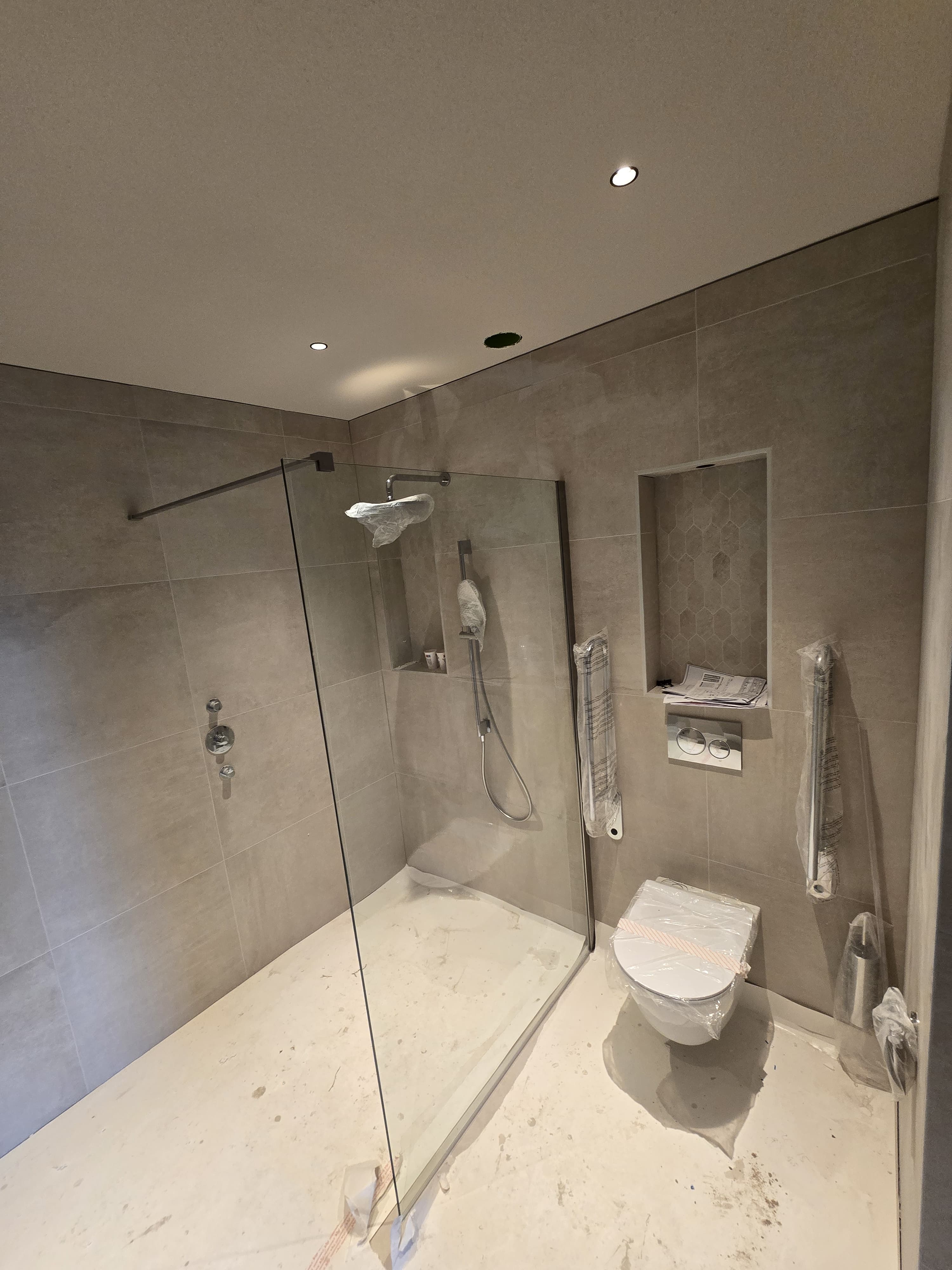 Professionally installed shower cabin, ensuring stability and precision.